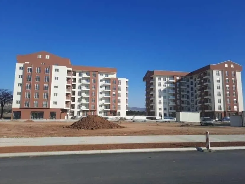 Moderne stambene zgrade novogradnje pod vedrim nebom.