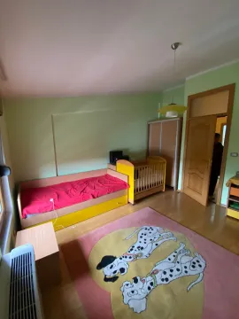 Dječija soba sa krevetom, dječijim krevetićem i šarenim tepihom. - image 28