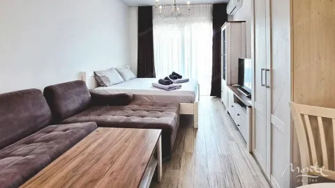 Spavaća soba sa bračnim krevetom, ugaonom garniturom, televizorom i garderoberom. - image 3