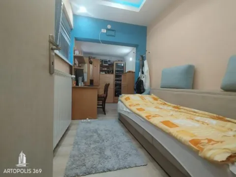 Manja spavaća soba sa krevetom i radnim stolom u pozadini. - image 12