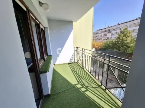 Natkriveni balkon sa veštačkom travom na podu i metalnom ogradom. - image 6