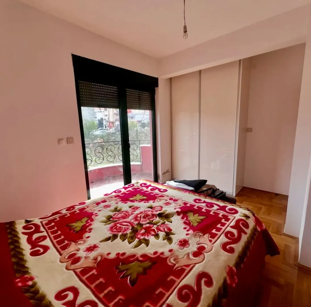 Bedroom with a bed, fitted wardrobe and access to the terrace.