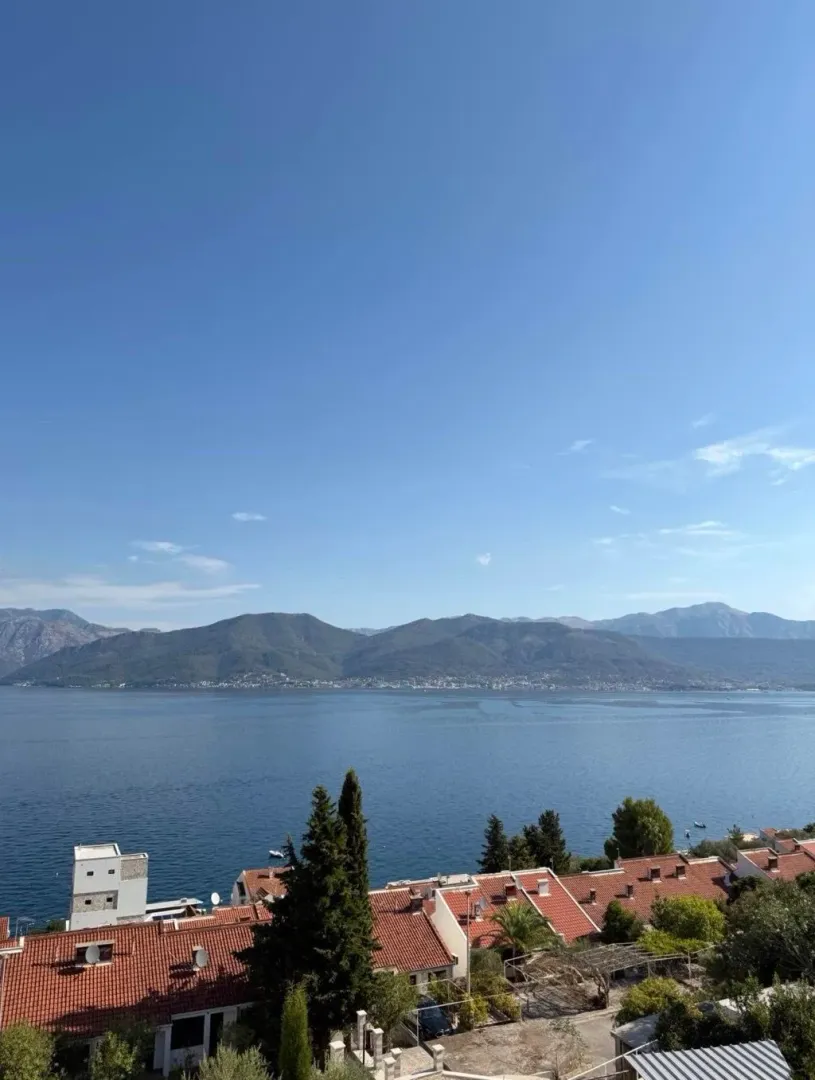 Pogled sa terase na more i okolne planine.