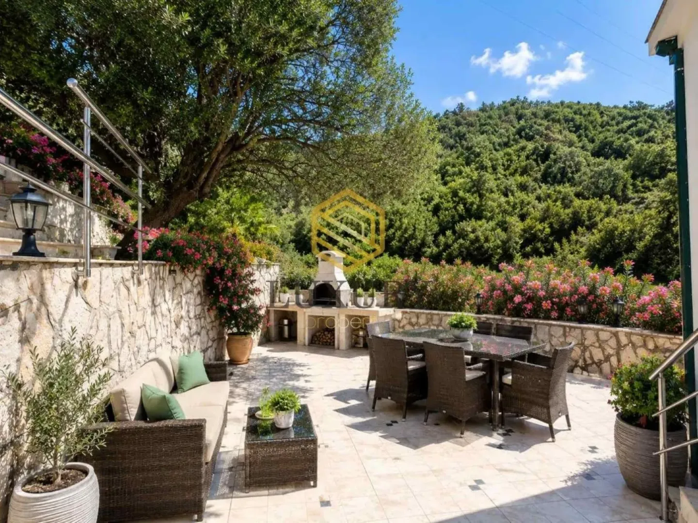 Izdavanje, kuća, 180m², Bečići, Budva