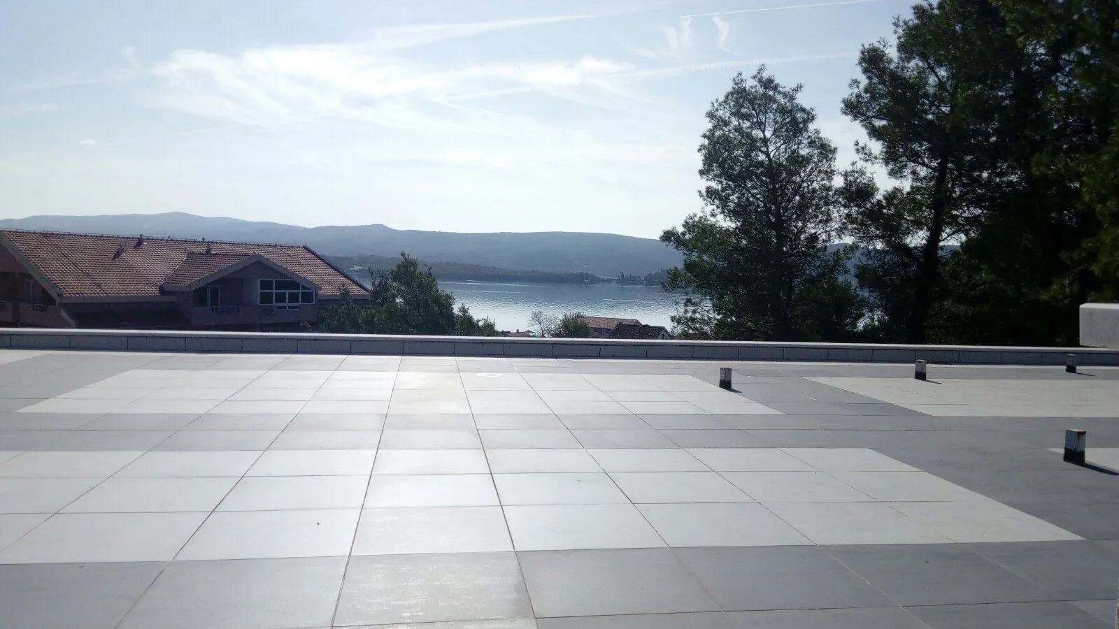 Prostrana krovna terasa sa pogledom na more i okolinu.