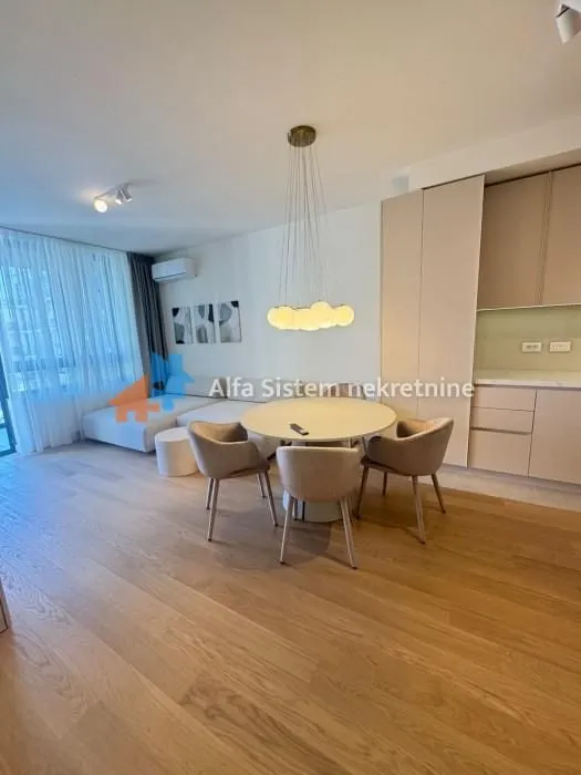 Izdavanje, trosoban stan, 74m², Savski Venac, Beograd