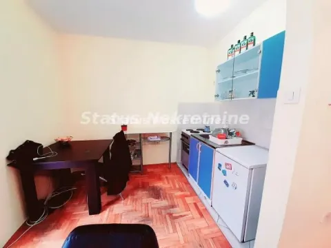 Manja kuhinja sa trpezarijskim stolom i plavim elementima. - image 4