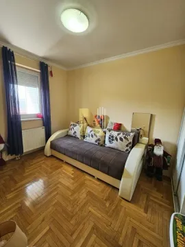 Manja spavaća soba sa bračnim krevetom, parketom i prozorom. - image 6