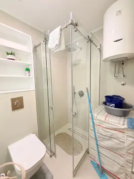 Manje kupatilo sa tuš kabinom, WC šoljom i bojlerom. - image 9