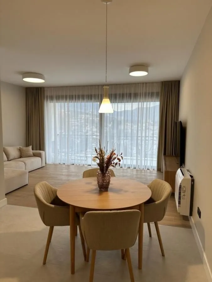 Izdavanje, trosoban stan, 81m², Kotor, Crna Gora