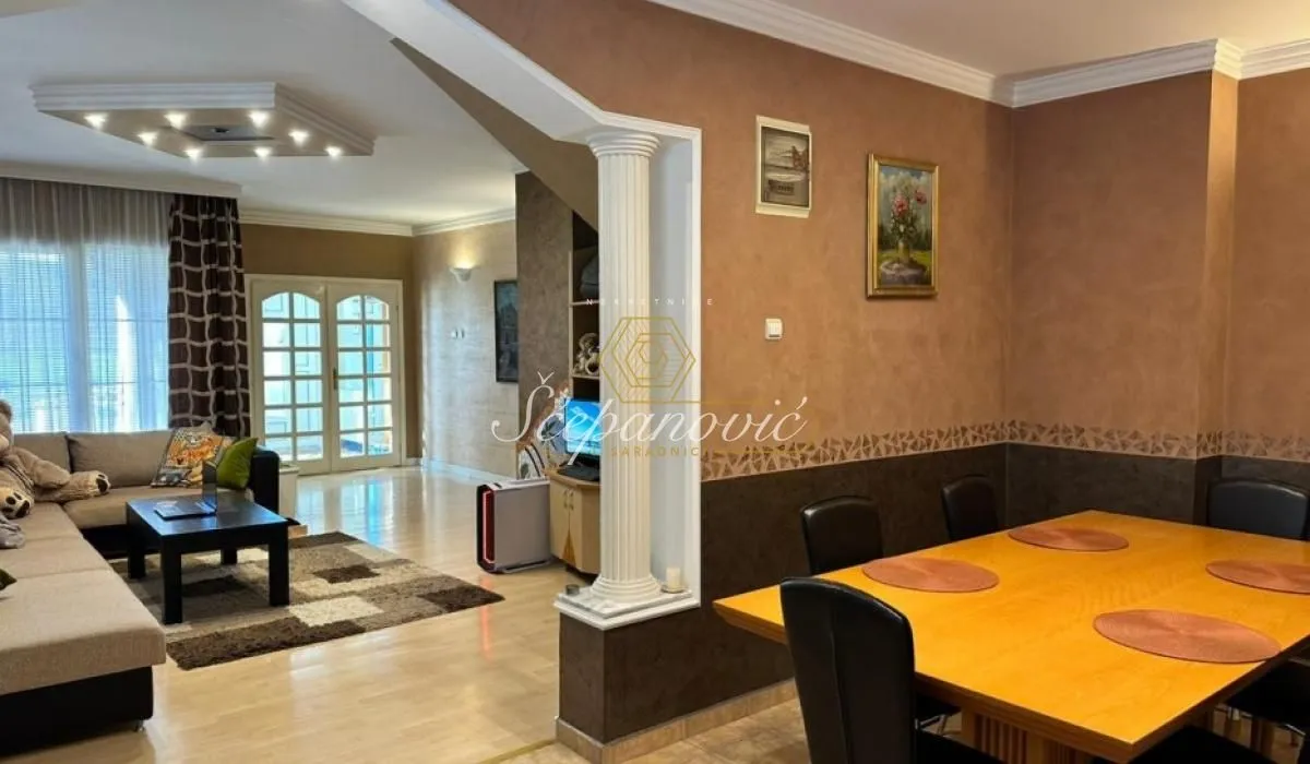 Prodaja, stan, 193m², Centar, Novi Sad