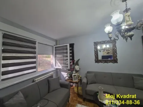 Dnevna soba sa sivim garniturama i lusterom. - image 19