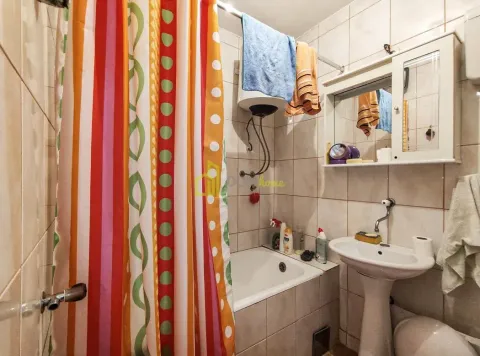 Kupatilo opremljeno tuš kabinom, umivaonikom i zidnim ormarićem sa ogledalom. - image 10