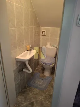 Manje kupatilo sa lavaboom, wc šoljom i zidnim pločicama pod kosinom krova. - image 12
