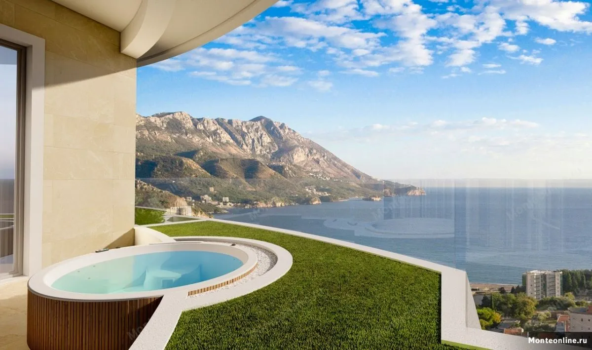 Spacious terrace with a jacuzzi and views of the sea and mountains.
