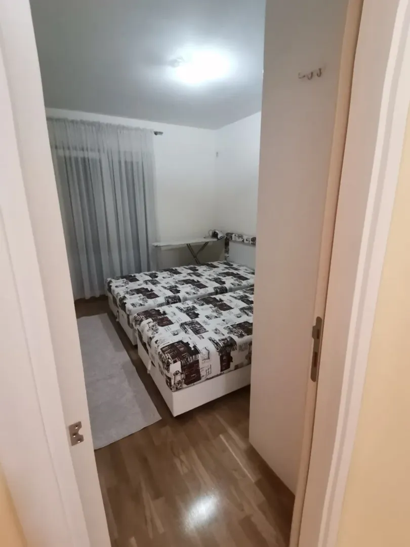 Jednostavna spavaća soba sa dva singl kreveta.