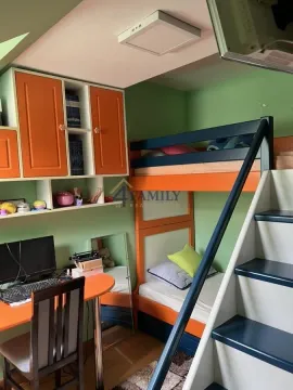 Dečja soba sa krevetom na sprat i radnim stolom. - image 6