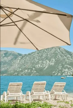 Pogled na more i planine sa ležaljkama i suncobranom. - image 27