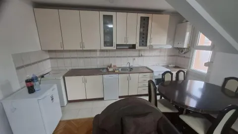 Kuhinja sa elementima u nizu i trpezarijskim stolom. - image 4