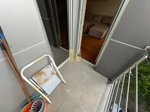 Manji popločani balkon sa metalnom ogradom i pogledom na unutrašnjost stanova. - image 14