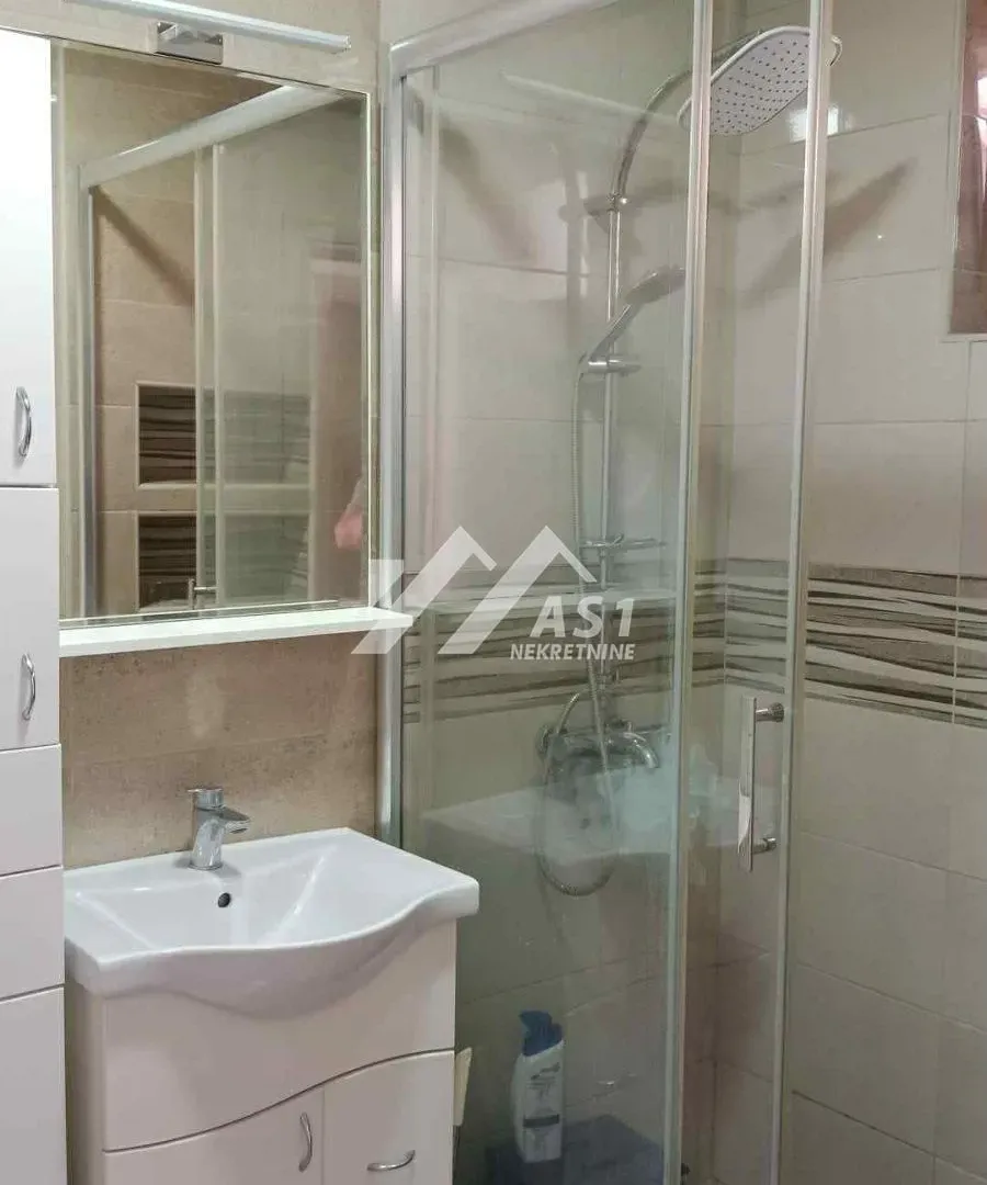 Izdavanje, trosoban stan, 74m², Vidovdansko naselje, Novi Sad Sve Podlokacije