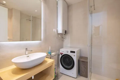 Moderne kupatilo opremljeno umivaonikom, tuš kabinom i veš mašinom. - image 22