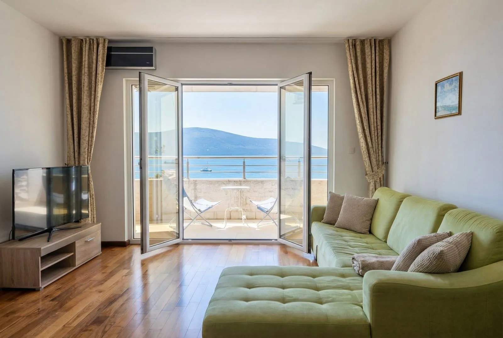 Prodaja, četvorosoban stan, 90m², Tivat, Crna Gora