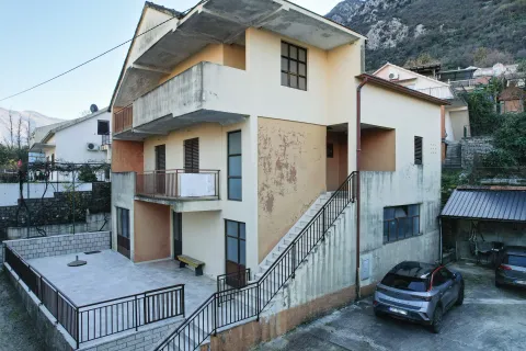 Pogled na spoljašnjost trospratne kuće sa dvorištem i spoljnim stepeništem. - image 2