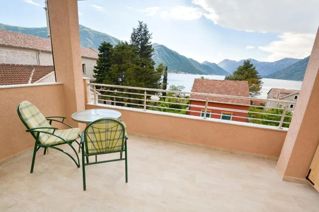 Rent, hospitality venue, 500m², Dobrota, Kotor