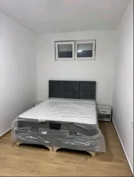 Manja spavaća soba sa bračnim krevetom i prozorom. - image 5