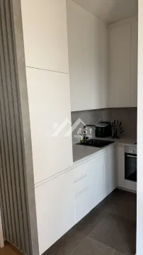 Moderna bela kuhinja sa ugradnim elementima i sudoperom. - image 4