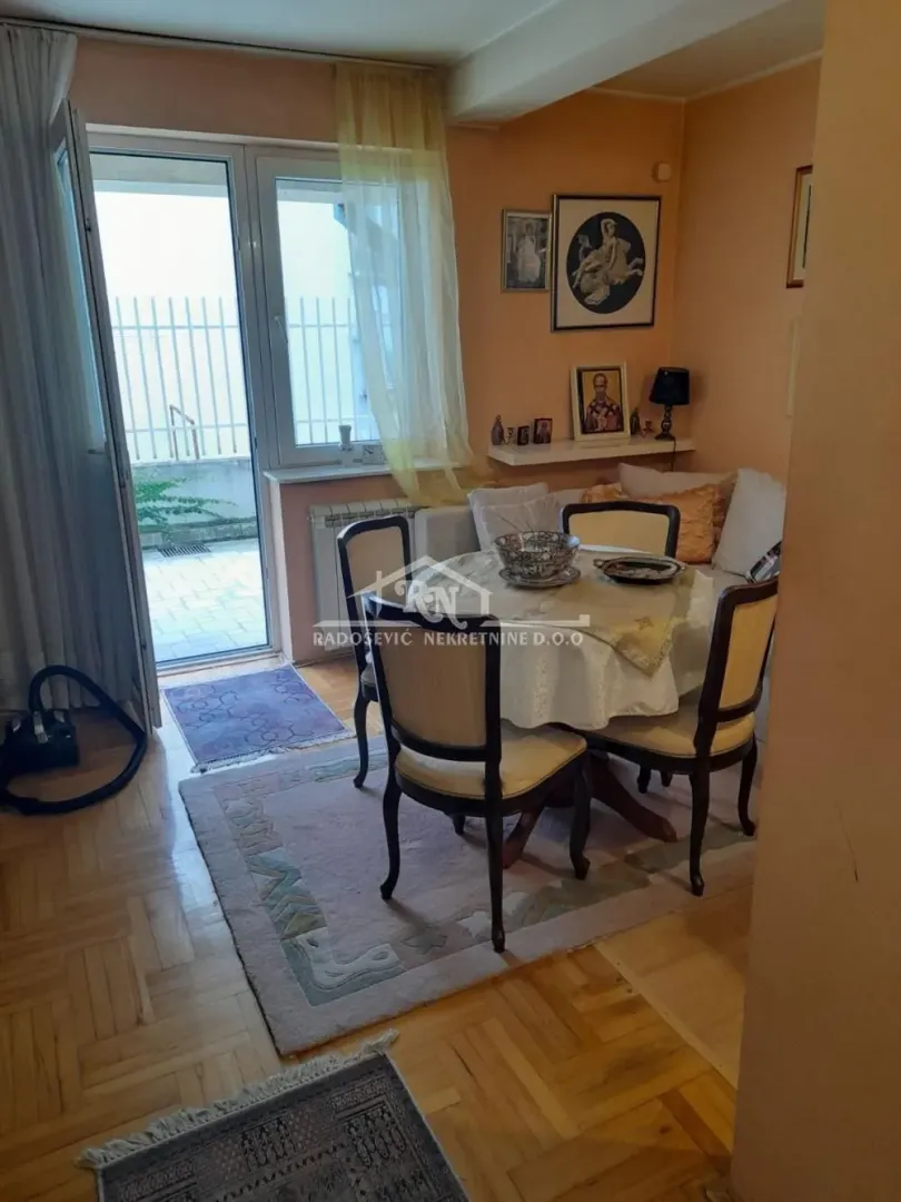 Living room with a dining table and access to the terrace.