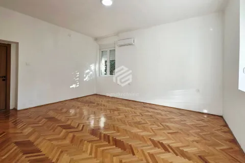 Prazna prostorija sa parketom i klima uređajem. - image 2