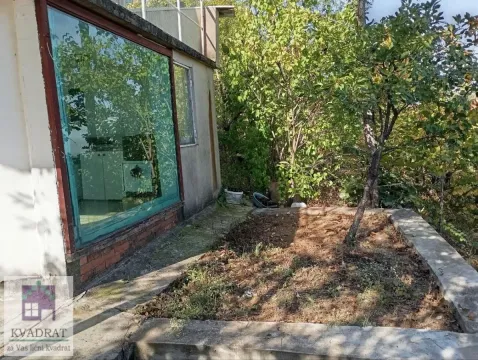 Pogled na spoljni deo objekta sa baštom i zelenilom. - image 10
