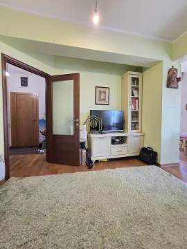 Dnevna soba sa TV komodom i tepihom, sa pogledom na hodnik. - image 4