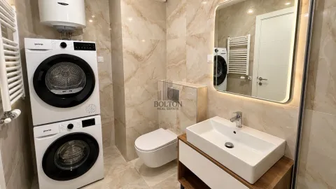 Moderno opremljeno kupatilo sa umivaonikom, WC šoljom i mašinama za pranje i sušenje veša. - image 10