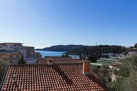 Pogled na more i okolne krovove iz nekretnine. - image 14