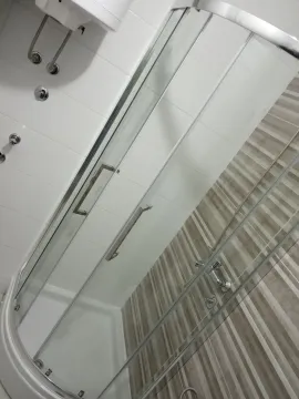 Moderna tuš kabina sa staklenim paravanom i keramičkim pločicama. - image 7