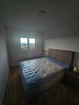 Namještena spavaća soba sa bračnim krevetom i prozorom. - image 12