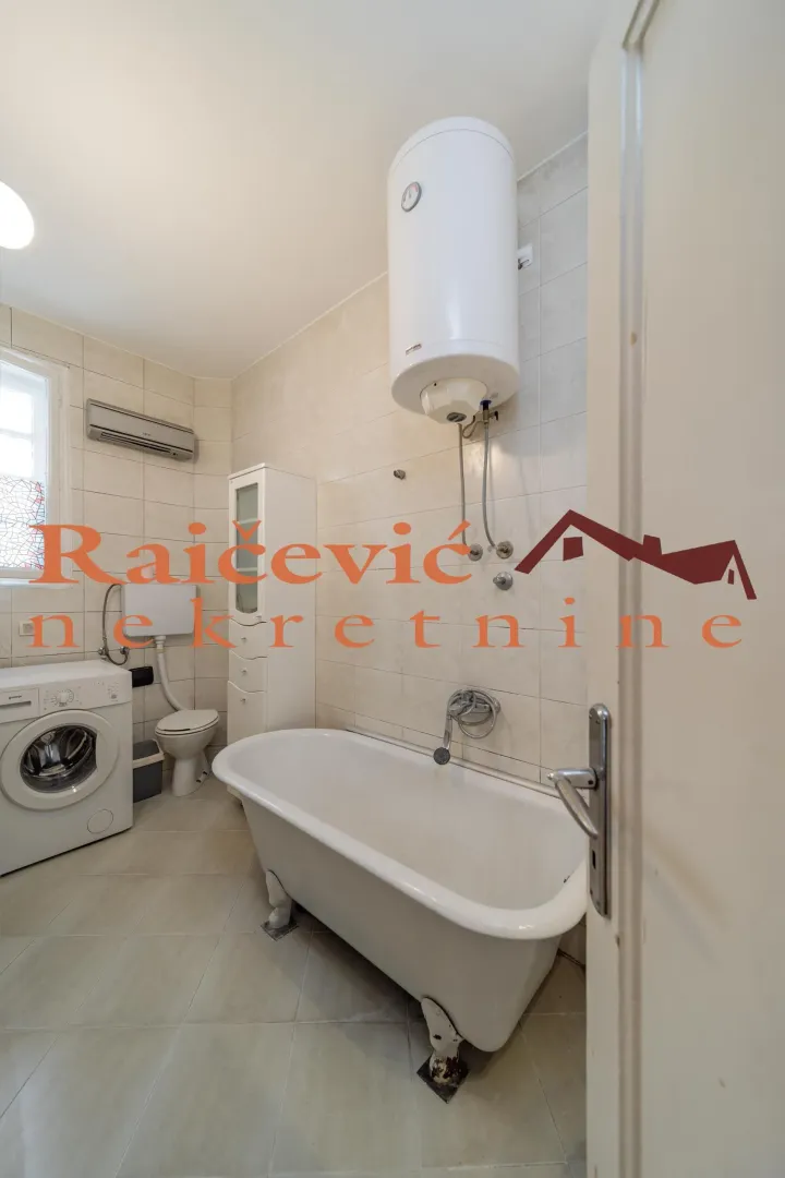 Kupatilo opremljeno kadom, wc šoljom, bojlerom i veš mašinom.