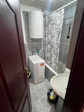Manje kupatilo sa kadom, umivaonikom, bojlerom i mašinom za veš. - image 6