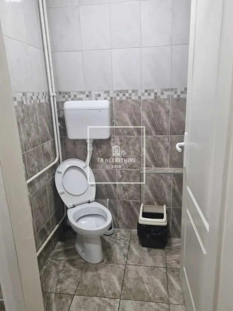 Smaller bathroom with ceramic tiles and sanitary ware.