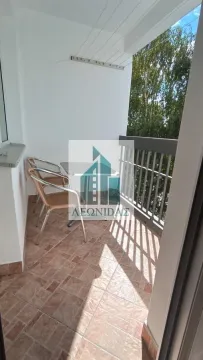 Natkriveni balkon sa garniturom za sedenje i pločicama na podu. - image 6