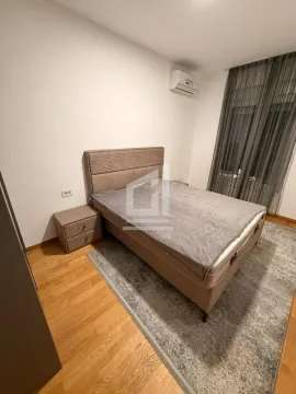 Namještena spavaća soba sa bračnim krevetom, noćnim stočićem i klima uređajem. - image 3