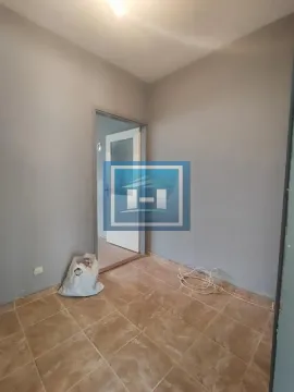 Prazna prostorija sa popločanim podom i vratima koja vode u drugu prostoriju. - image 9