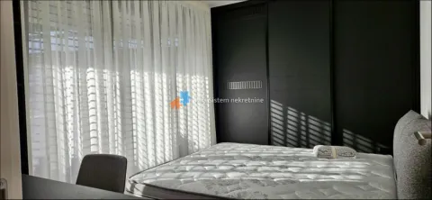 Nameštena spavaća soba sa bračnim krevetom i garderoberom. - image 7