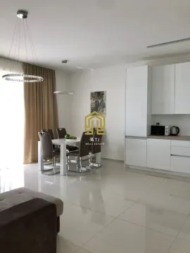 Moderna kuhinja sa trpezarijom i bijelim elementima. - image 3