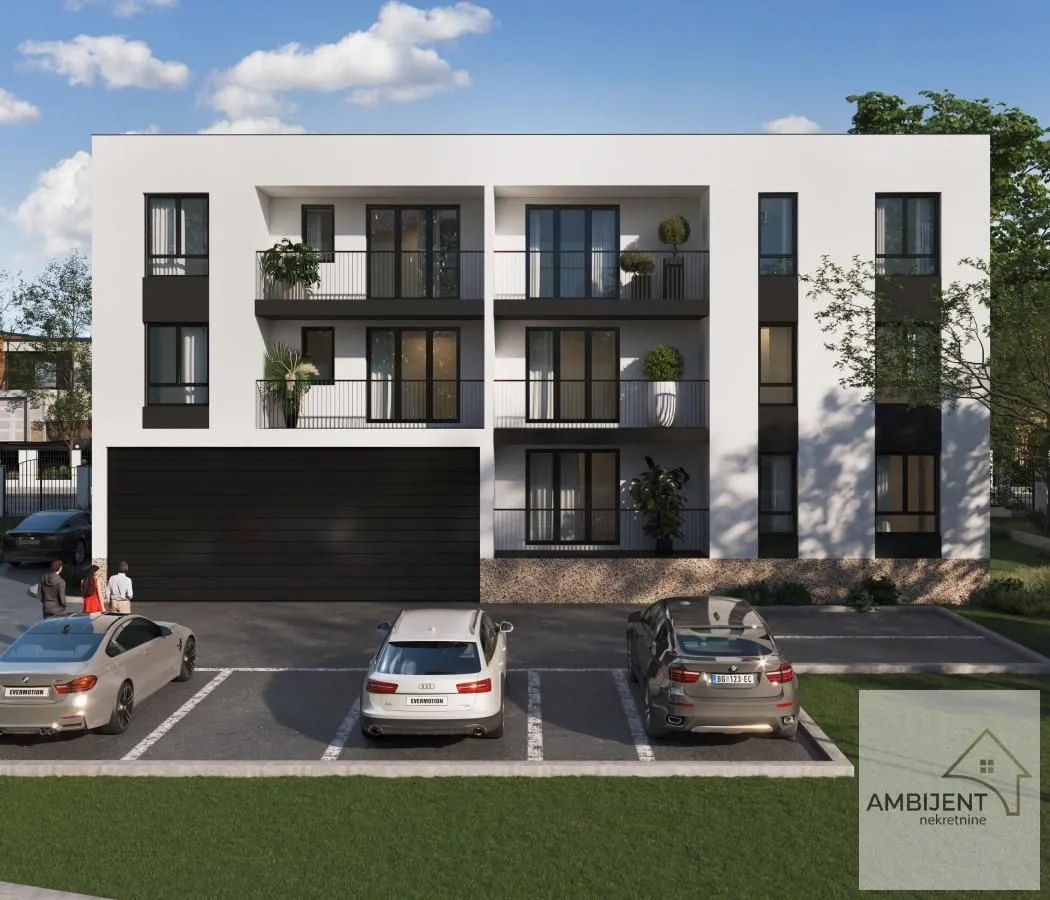 Prednji pogled na modernu stambenu zgradu sa parkingom i terasama.