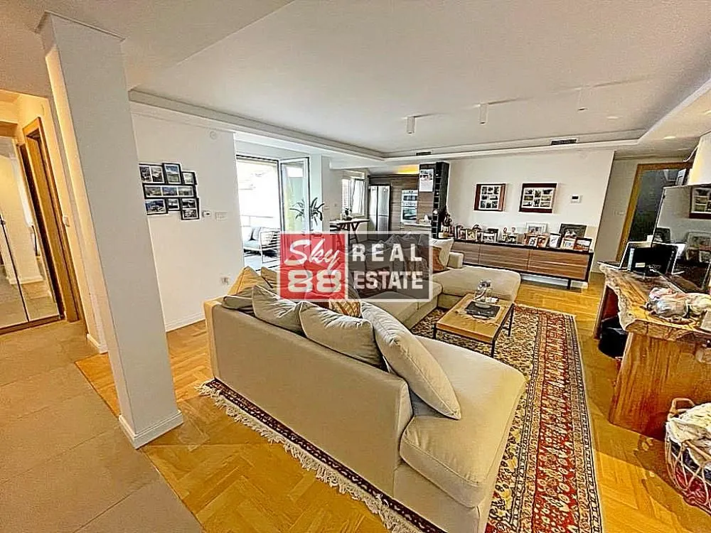 Izdavanje, stan, 180m², Senjak, Beograd
