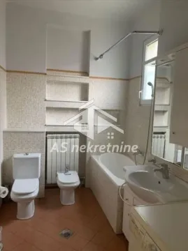 Kupatilo opremljeno kadom, umivaonikom, WC šoljom, bideom i mašinom za veš. - image 20